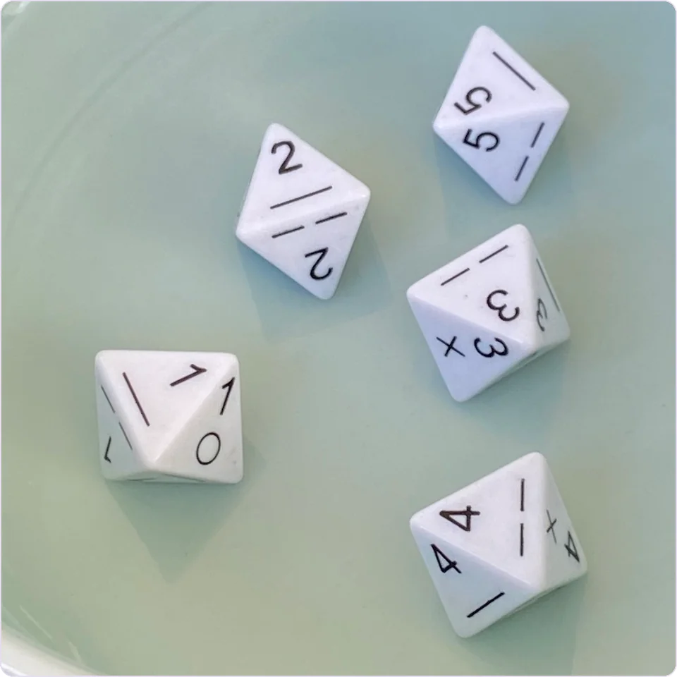 碗中六顆白色八面骰的特寫,骰子面上有黑色數字與符號。